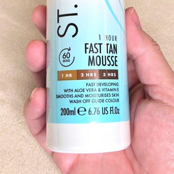 St. Moriz Professional Fast Tanning Mousse with Applicator Mitt - Picture 2 of 8